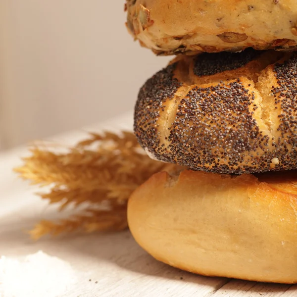 Rouleaux gourmands croûtés assortis, y compris les graines de pavot — Photo