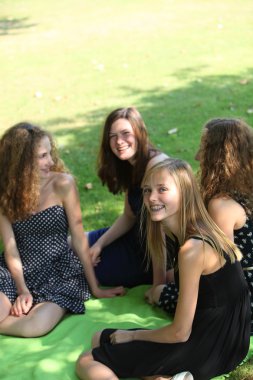 gülümseyen genç gençler rahatlatıcı Park