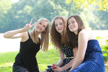 mutlu genç genç arkadaşlar