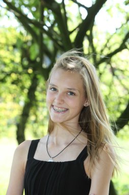 çekici sarışın genç güzel bir gülümseme ile