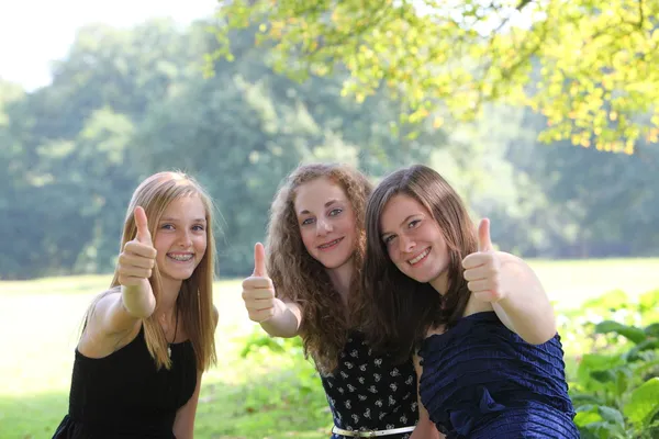 Felice ragazze adolescenti dando un pollice in su — Foto Stock