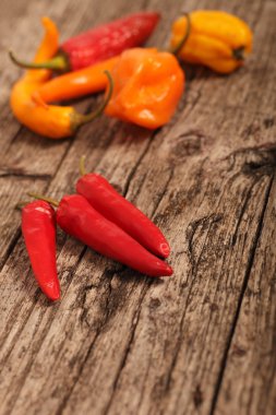 kırmızı biber ahşap yüzeye