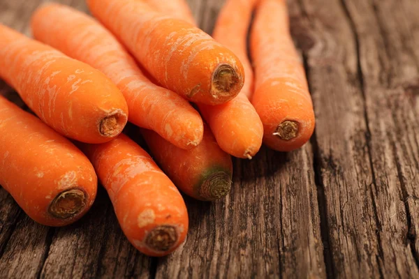 Zanahorias nutritivas frescas en una mesa de madera — Foto de Stock