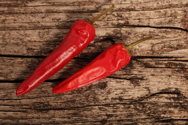 Två cayenne eller red hot chili peppers — Stockfoto