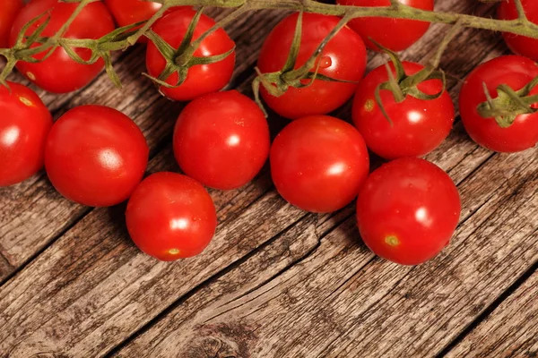 Tomates rojos cereza maduros sueltos —  Fotos de Stock