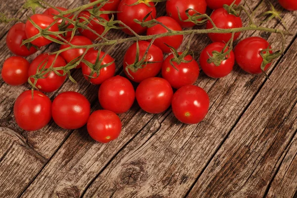 Tomates rojos de cereza —  Fotos de Stock