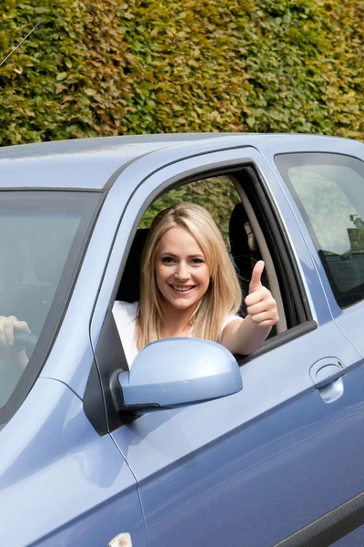 Mulher motorista dando um polegar para cima — Fotografia de Stock