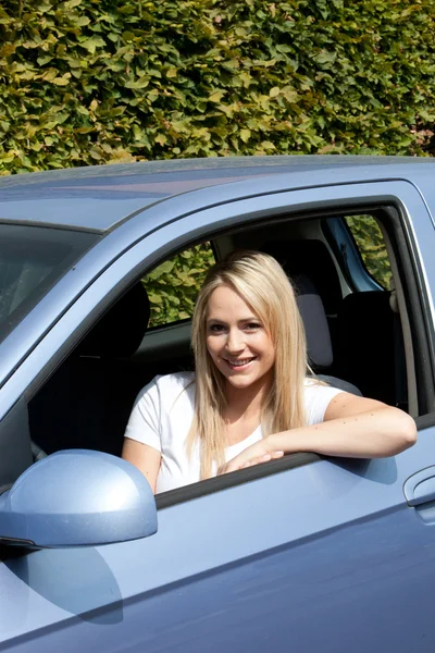 Attraktiv blond kvinna driver — Stockfoto