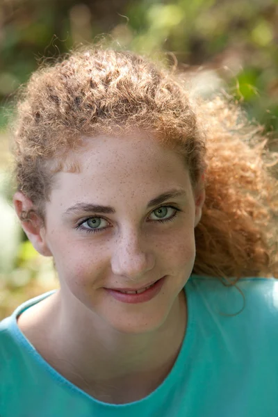 Belle jeune femme aux cheveux frisés auburn — Photo