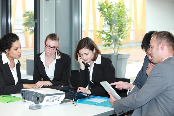 Groep van jonge zakenmensen in een vergadering — Stockfoto