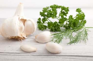 Diş taze sarımsak ve otlar