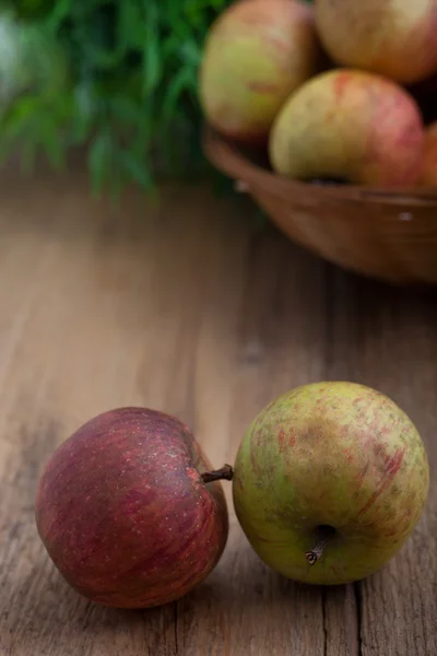 Manzanas frescas sobre una mesa de madera —  Fotos de Stock