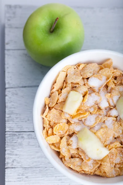 Frühstückszerealien mit gewürfelten und frischen Äpfeln — Stockfoto