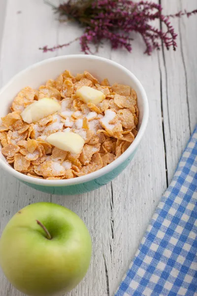 Cuenco de cereales comerciales para el desayuno — Foto de Stock