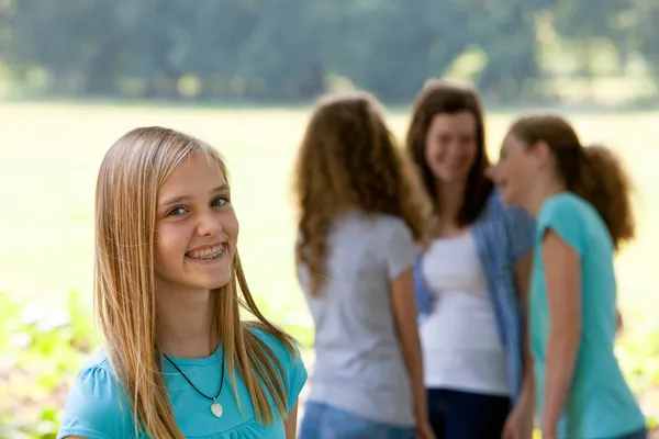 Attraktiva tonårsflicka med dental hängslen — Stockfoto