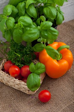 taze fesleğen, biber, domates, maydanoz