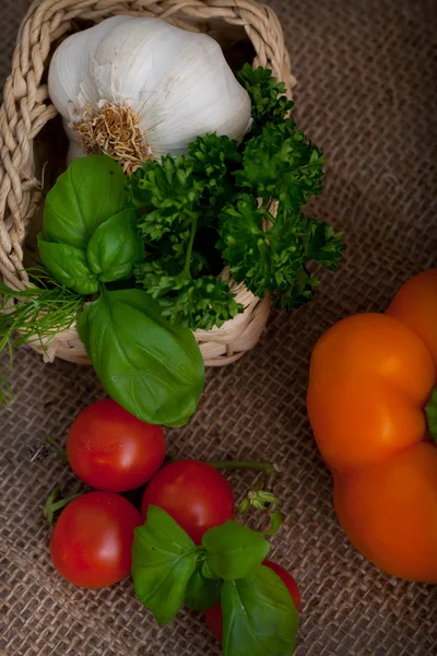 Świeże składniki gotowania i zioła — Stockfoto