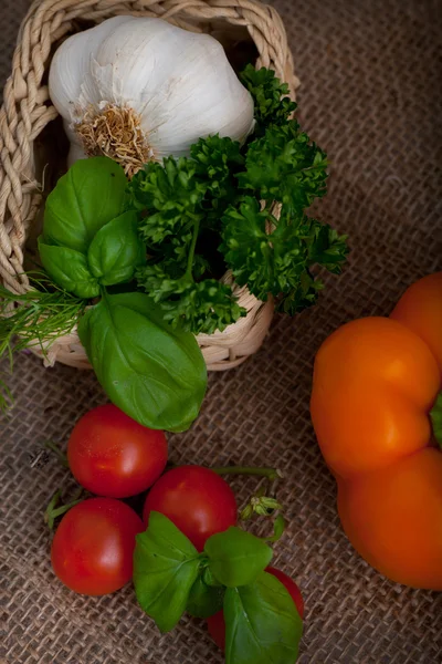 Ingredientes de cocina frescos y hierbas — Foto de Stock