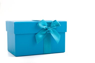 Dekoratif bir yay ile mavi hediye kutusu