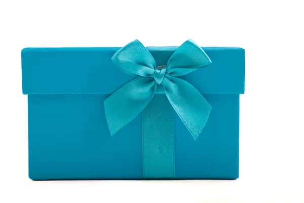 Boîte cadeau turquoise avec un arc décoratif — Photo