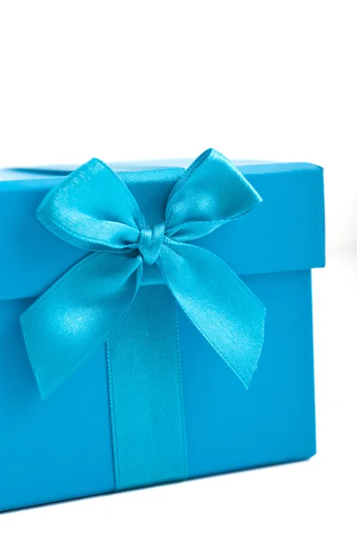 Caja de regalo con un lazo decorativo para celebrar —  Fotos de Stock