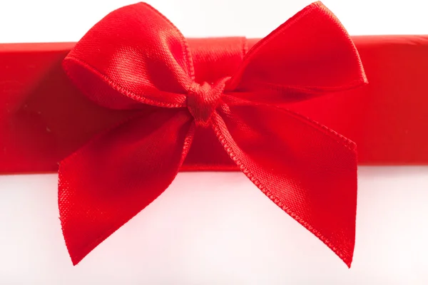 Romantisch rode strik op een Kerstmis of valentines gift — Stockfoto