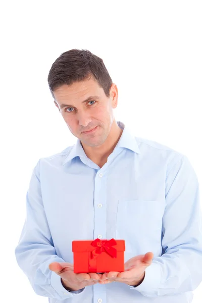 Hombre sosteniendo un regalo rojo de San Valentín o Navidad — Foto de Stock