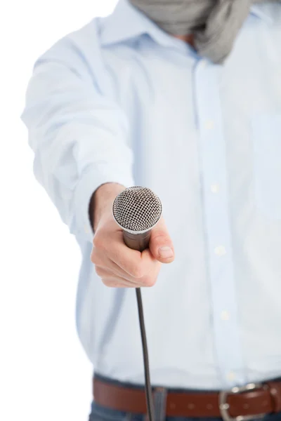 Hombre sosteniendo un micrófono — Foto de Stock