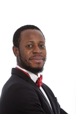 Kendine güvenen orta Afrikalı adamın gülümseyen