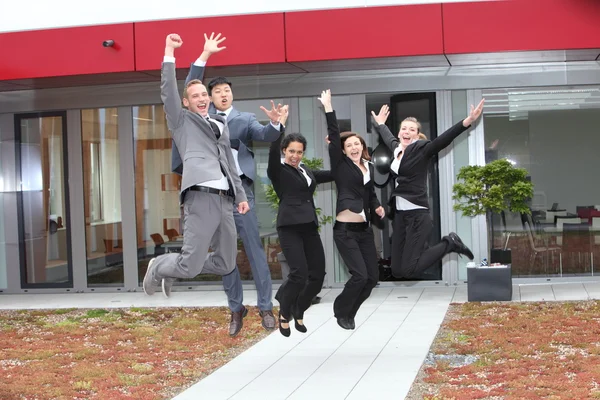 Triunfante equipo de negocios animando y celebrando — Foto de Stock
