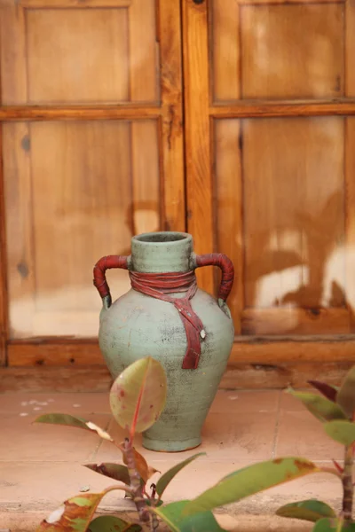 Dekorative Vase vor Holzhintergrund — Stockfoto