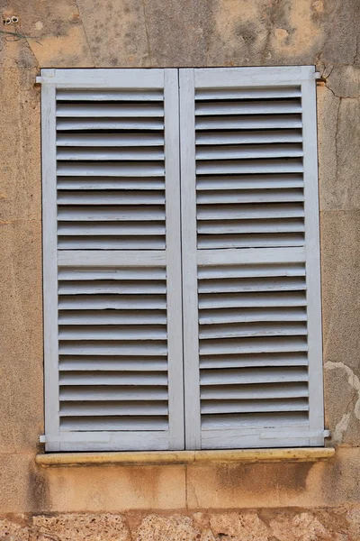 Okno s uzavřené dřevěné žaluzie — Stock fotografie