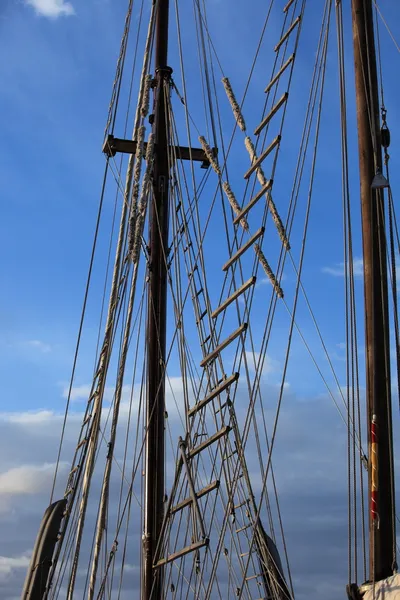 Mast and ruigging on a yacht — Stock Photo, Image