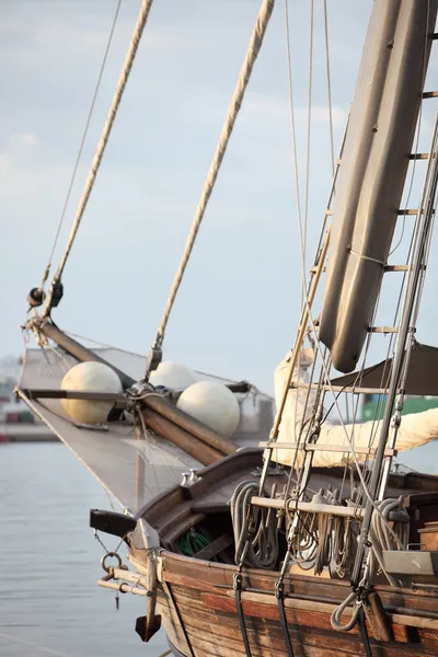 Riggning av en trä segelbåt eller yacht — Stockfoto