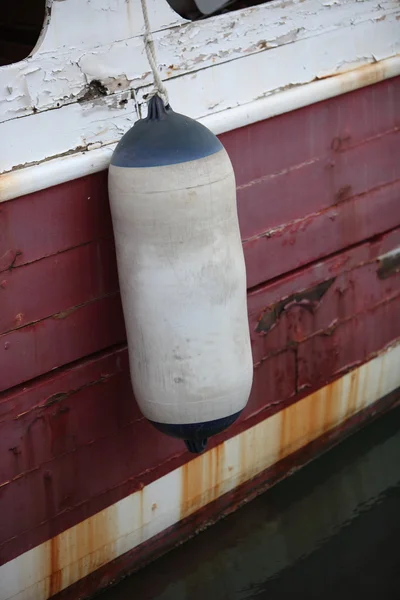 Parafango appeso sopra lo scafo di una barca — Foto Stock