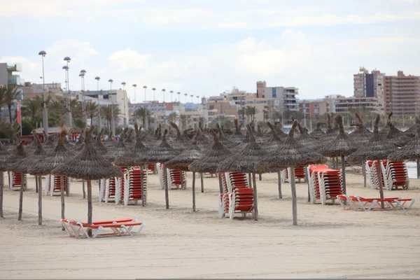 Stoelen gestapeld op een strand — Stockfoto