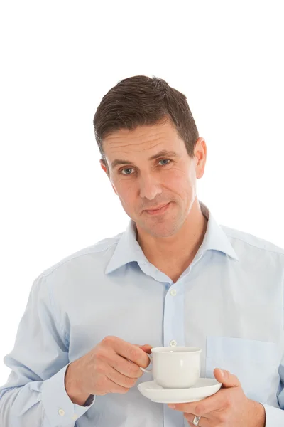 Мужчина средних лет наслаждается ароматом чашки горячего кофе — стоковое фото