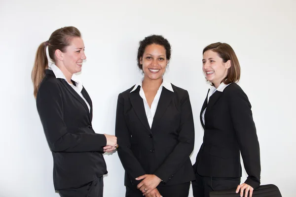 Trois jeunes femmes d'affaires multiethniques — Photo