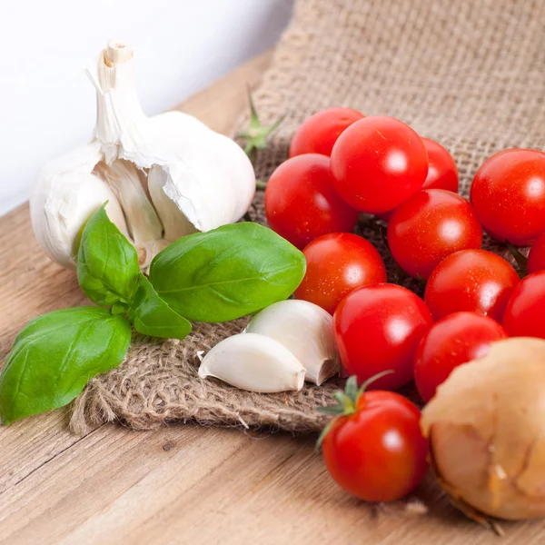 Ingredientes de pasta fresca con albahaca — Foto de Stock