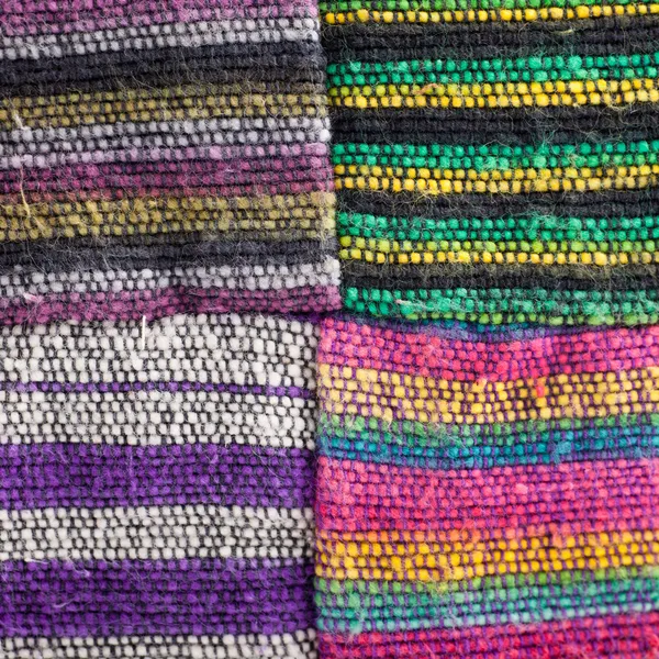Четыре квадрата текстурированной полосатой ткани — стоковое фото