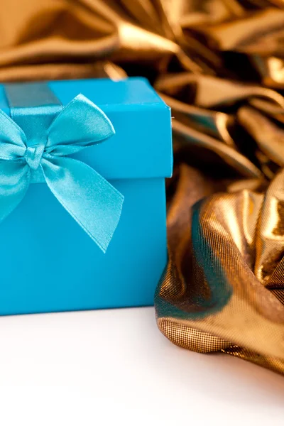 Бирюзовая подарочная коробка с элегантной золотой тканью — стоковое фото