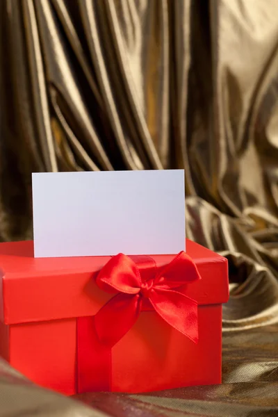 Kırmızı Sevgililer veya Noel armağan ile a boş etiket — Stok fotoğraf