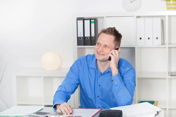 Säker affärsman chattar på en mobil — Stockfoto