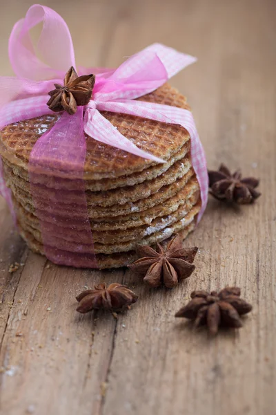 Stapel feestelijke wafels in een roze boog — Stockfoto