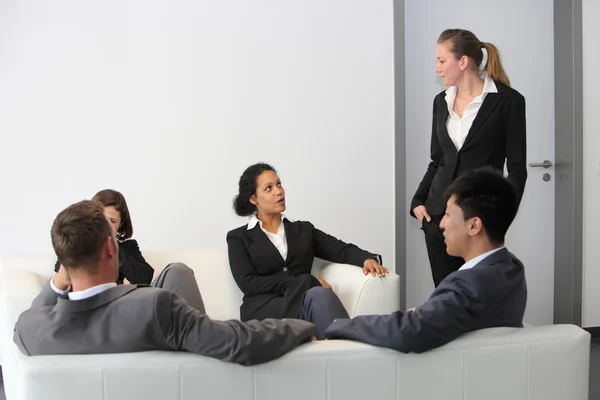 Les gens d'affaires assis dans une salle d'attente — Photo