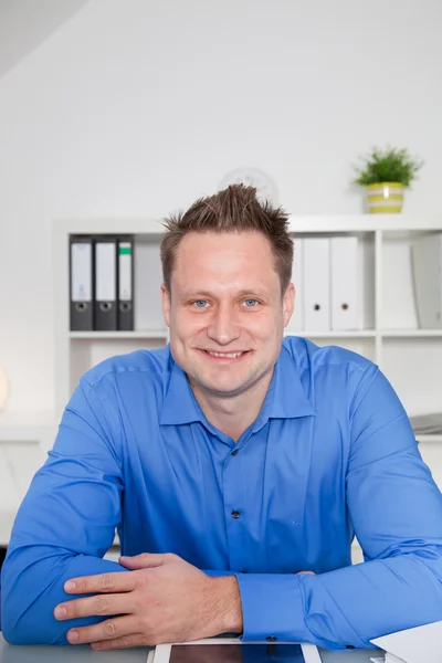 Jonge succesvolle werknemer zit aan zijn Bureau — Stockfoto