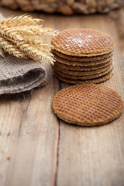 Круглые вафельные торты с колосьями пшеницы — стоковое фото