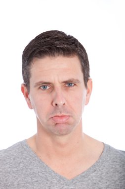 suratsız kaşlarıyla asık huysuz adam