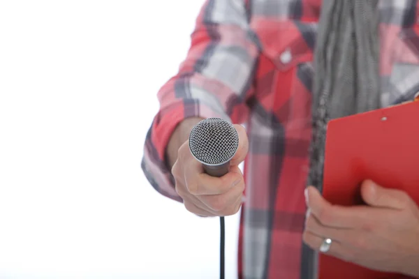 Presentador o entrevistador sosteniendo un micrófono — Foto de Stock