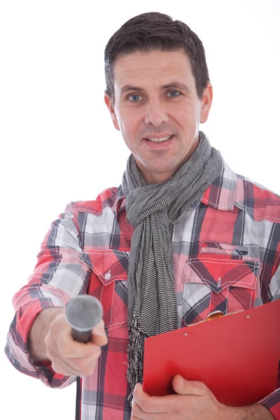 Entrevistador sorridente segurando um microfone — Fotografia de Stock